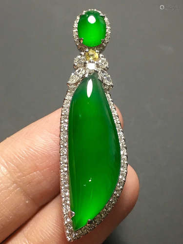 A GREEN JADEITE CARVED MELON PENDANT