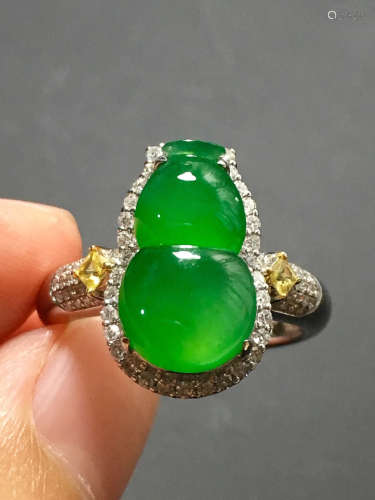 A GREEN JADEITE CARVED GOURD RING