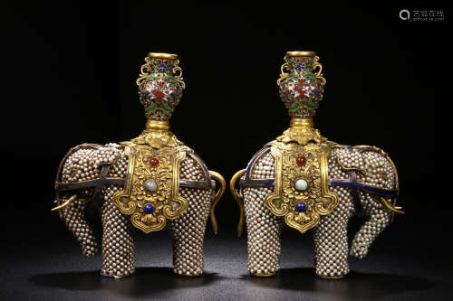 A PAIR OF GILT BRONZE FIGURE OF ELEPHAN DYNASTYTS ORNAMENT