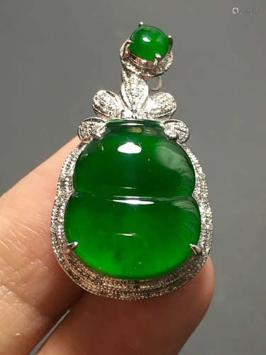 A GREEN JADEITE CARVED GOURD PENDANT