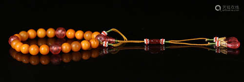 AN AMBER BRACELET WITH 18 BEADS