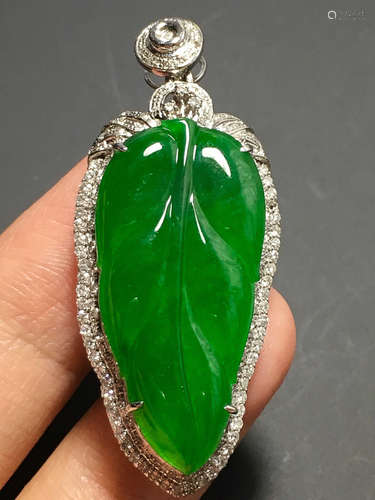 A GREEN JADEITE CARVED LEAF PENDANT