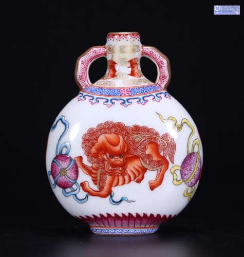 A FAMILLE ROSE VASE WITH LION PATTERN