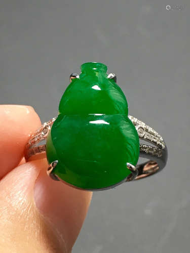 A GREEN JADEITE CARVED GOURD RING