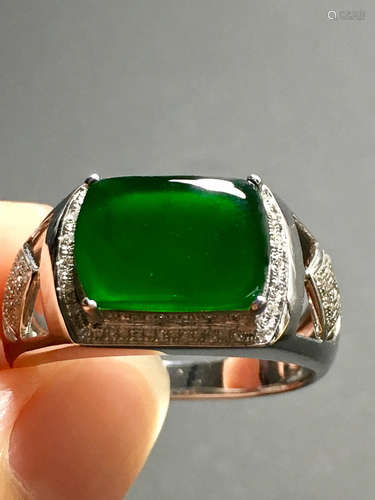 A GREEN JADEITE CARVED SADDLE RING