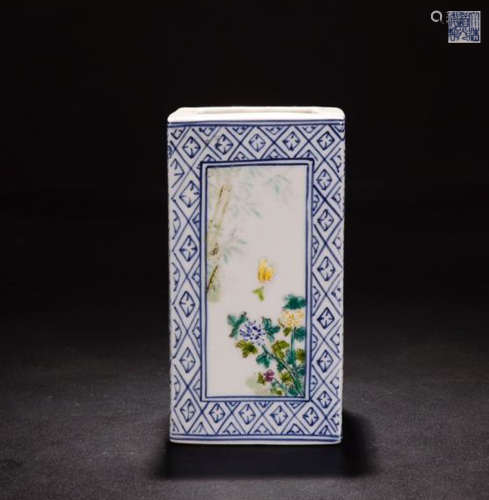 A DAOGUANG MARK BLUE WHITE FAMILLE ROSE PEN HOLDER WITH FLOWER PATTERN