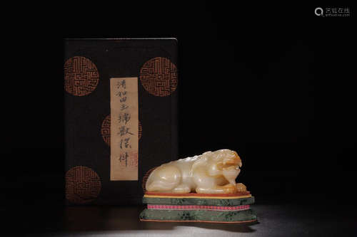 A HETIAN JADE AUSPICIOUS BEAST ORNAMENT