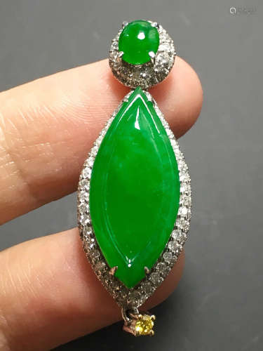 A GREEN JADEITE CARVED MARQUISE PENDANT