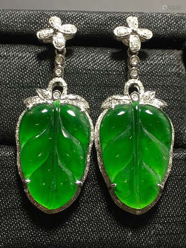 A GREEN JADEITE CARVED LEAF EARDROP