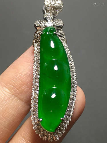 A GREEN JADEITE CARVED BEAN PENDANT