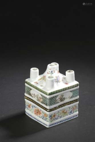 Vase à cinq cols en porcelaine polychrome Chine, d...;