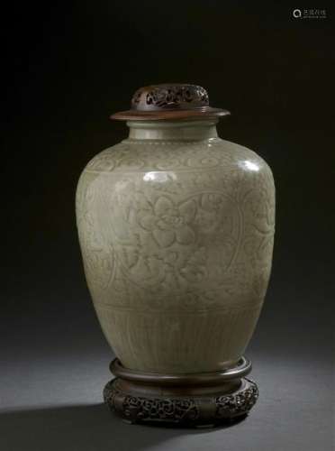 Vase en grès céladon longquan Chine, XVIe siècle D...;