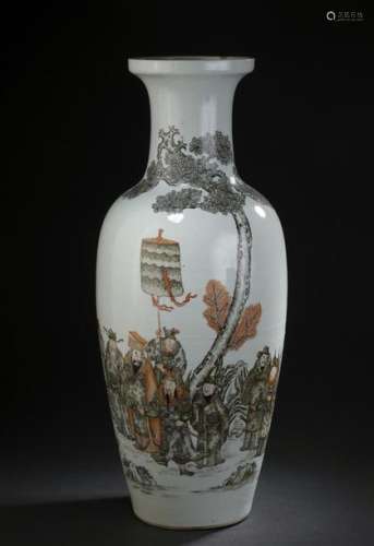Grand vase en porcelaine rouge fer et grisaille Ba...;