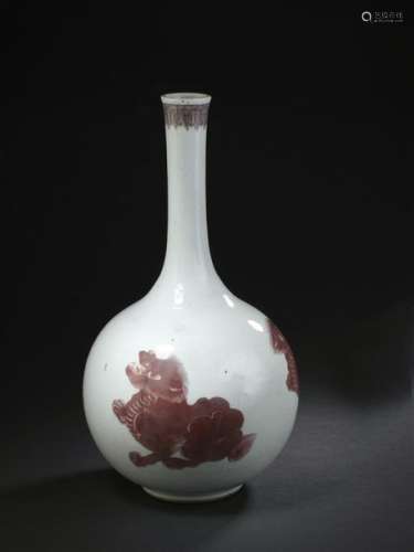 Vase en porcelaine rouge de cuivre et blanc Chine,...;