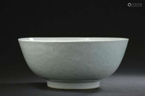 Grande coupe en porcelaine céladon pâle Chine, XVI...;
