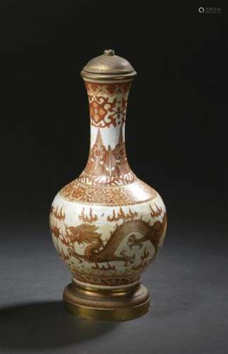 Vase en porcelaine rouge de fer Chine, XIXe siècle...;