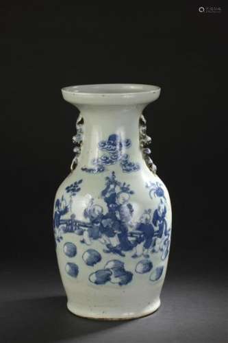 Vase en porcelaine bleu blanc à fond céladon Chine...;