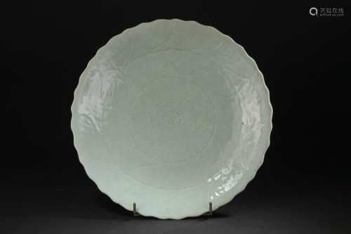Plat en porcelaine céladon Chine, XIXe siècle En f...;
