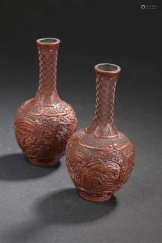 Paire de petits vases en laque rouge sculptée Chin...;