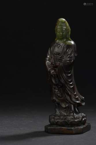 Statuette de Guanyin en jade vert et brun Chine Re...;