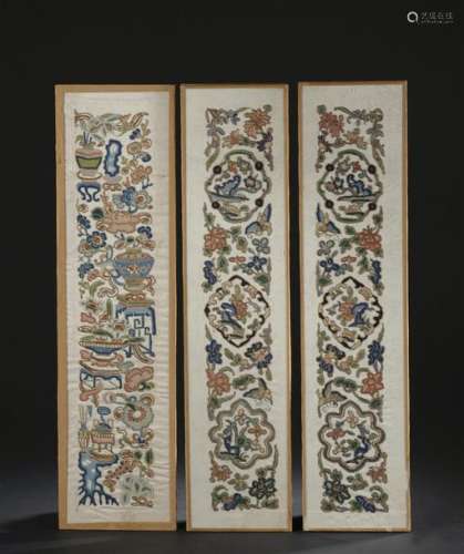 Trois panneaux en soie brodée, Chine, début du XXe...;