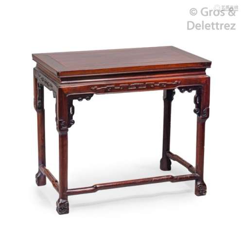 Chine, vers 1900\t \nPetite table en bois de rose, à…