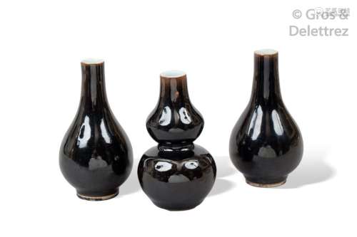 Chine, XIXe siècle Paire de vase piriforme et vase…