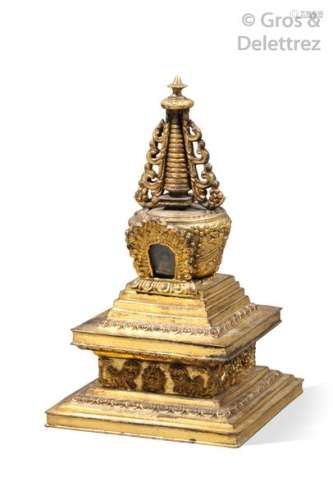 Tibet, XIXe siècle Stupa en bronze doré, reposant …