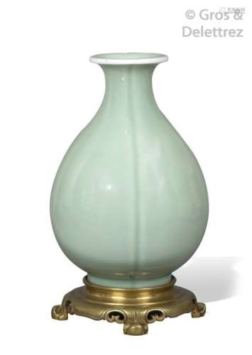 Chine, XIXe siècle\t \nVase piriforme en porcelaine …