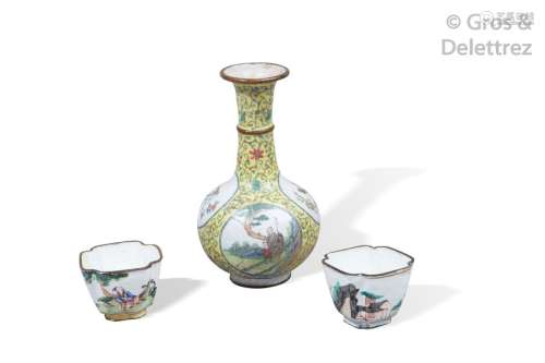 Chine, XIXe siècle\t \nLot comprenant un vase pansu …