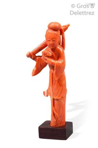 Chine, vers 1930 Statuette en corail rouge orangé,…