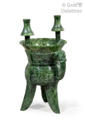 Chine, vers 1950 Vase de type Xia tripode en jade …