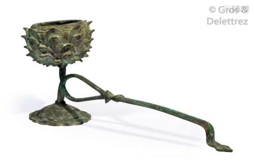 Chine, période Ming Lampe à huile en bronze, le ré…