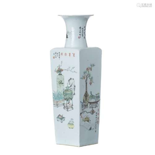 Large square vase in chinese porcelain, Minguo