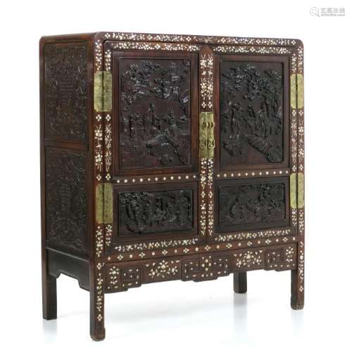 Chinese Hongmu cabinet with mother-of-pearl