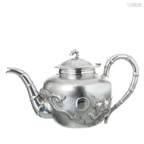 Teapot 'dragon' in chinese silver