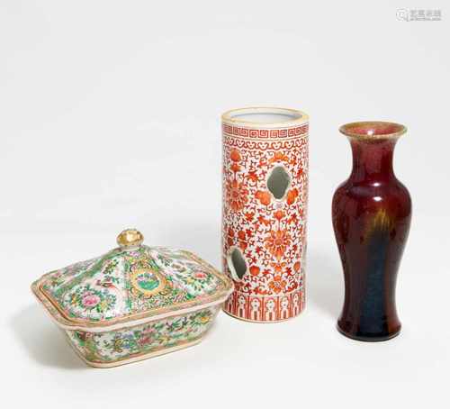 VASE, HUTSTÄNDER UND TERRINE. China. Um 1900. Porzellan. a) Vase mit Flambé-Glasur in Rot und