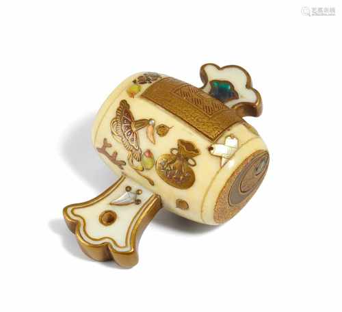 NETSUKE: HAMMER DES GLÜCKSGOTTES DAIKOKU. Japan. 19. Jh. Elfenbein mit Einlagen im Shibayama-Stil in