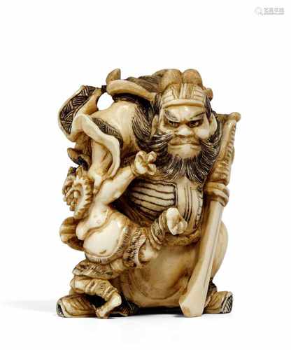 NETSUKE: SHÔKI MIT ONI. Japan. 19. Jh. Elfenbein, Details dunkel aktzentuiert. Der