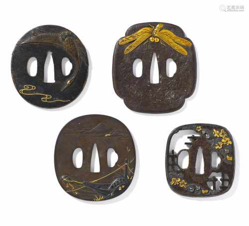 VIER TSUBA. Japan. Edo-Zeit. 18./19. Jh. Bronze und drei aus Eisen mit Bronze und Gold. a) Maru