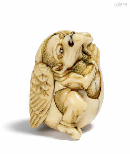 NETSUKE: TENGU NO TAMAGO. Japan. Edo-Zeit. 18./19. Jh. Elfenbein, geschnitzt, Augen eingelegt aus