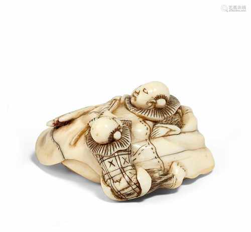 NETSUKE: ZWEI KARAKO MIT HOTEIS SACK SPIELEND. Japan. 19. Jh. Elfenbein. Einer der beiden bis zum