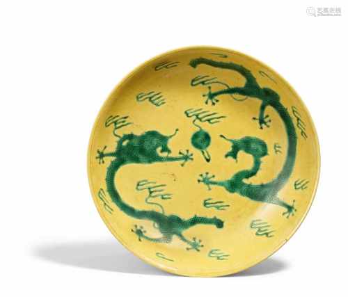 GELBER TELLER MIT DRACHEN. China. Qing-Dynastie. 18./19. Jh. Porzellan mit geritztem Dekor. Gelb und