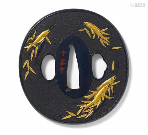 TSUBA MIT FISCHEN UND BAMBUS. Japan. Edo-Zeit. 18./19. Jh. Naga marugata, ko niku mimi. Shakudô