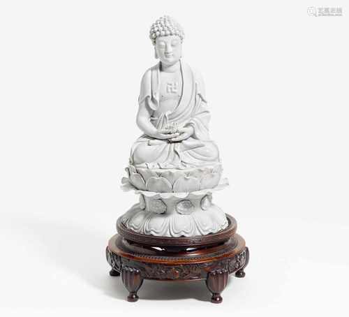 SITZENDER BUDDHA SHAKYAMUNI AUF LOTUSTHRON. China. Dehua. Blanc-de-Chine Porzellan. H.ca. 29cm.