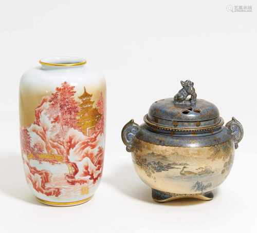 VASE MIT LANDSCHAFT UND RÄUCHERGEFÄß MIT BLUMEN UND VÖGELN. Japan. 19./20. Jh. a) Vase: Porzellan