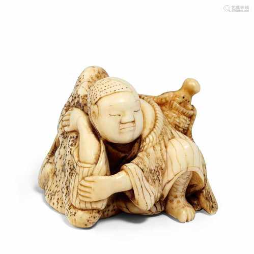 NETSUKE: SCHLAFENDER FISCHER MIT OKTOPUS. Japan. Edo-Zeit. 18. Jh. Elfenbein, fein geschnitzt und