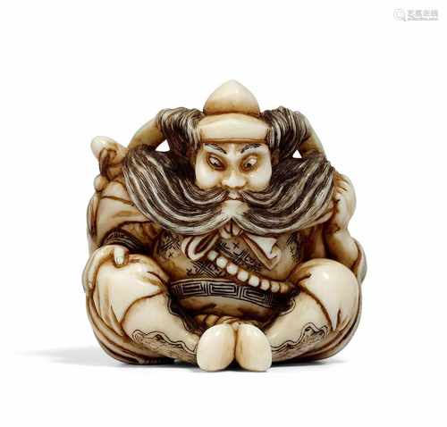 NETSUKE: SITZENDER SHÔKI MIT ONI. Japan. 19. Jh. Elfenbein, fein geschnitzt und graviert, Details