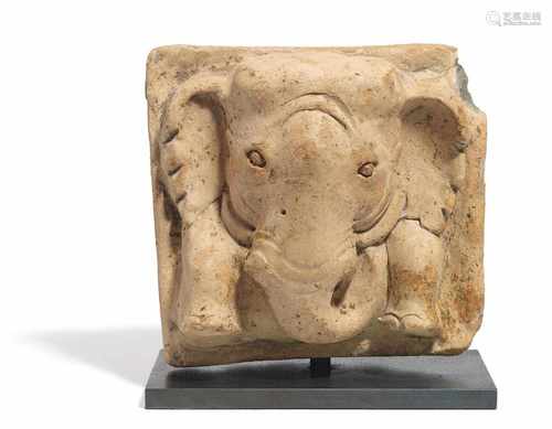 KACHEL MIT ELEFANT. Indien. Gupta-Periode. 5./6. Jh. Von Hand geformter, niedrig gebrannter Ton (