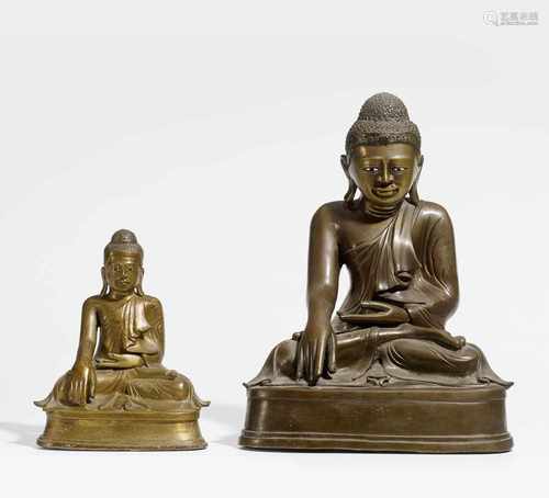 GROßER UND KLEINER BUDDHA. Burma/Myanmar. Mandalay-Stil. Um 1900. Bronze, der größere mit